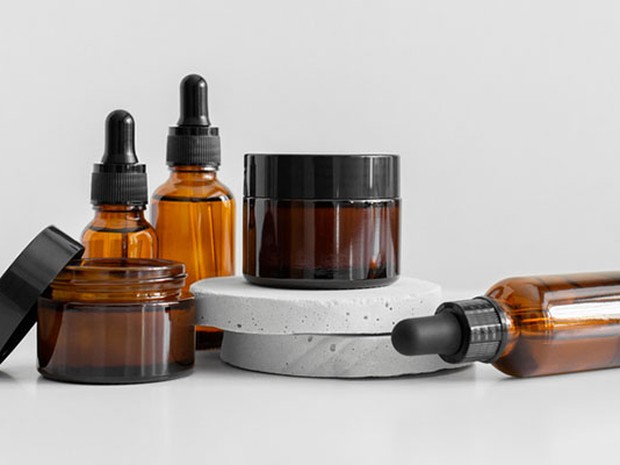 Botes de productos cosméticos para el cuidado facial o corporal