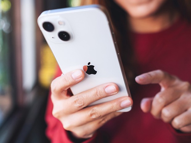 mujer utilizando un iphone