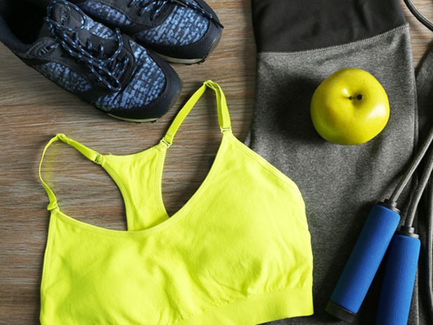 Top, mallas y zapatillas deportivas, manzana y comba