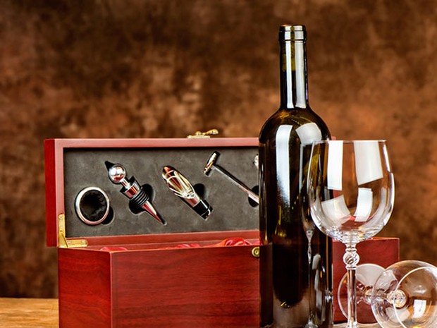 Caja con accesorios de vino, botella de vino y dos copas