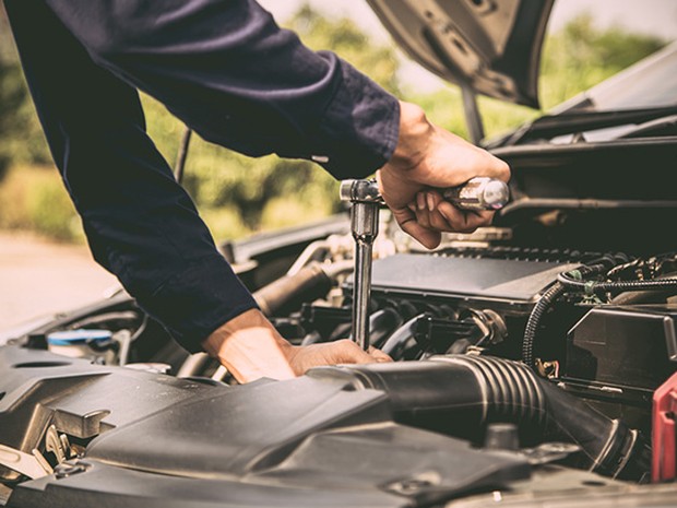 Mecánico revisando el motor de un vehículo