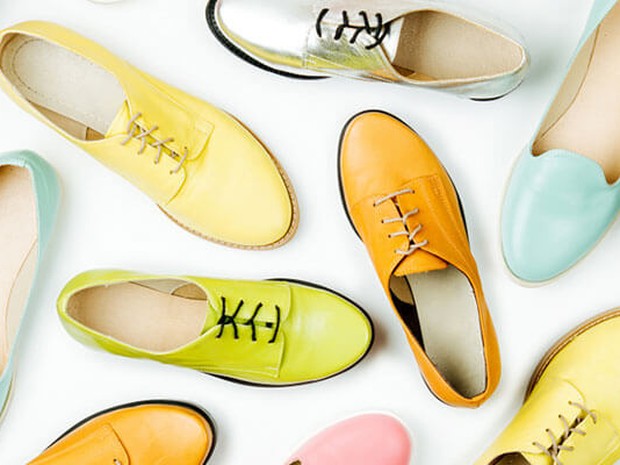 Mocasines de colores sobre un fondo blanco