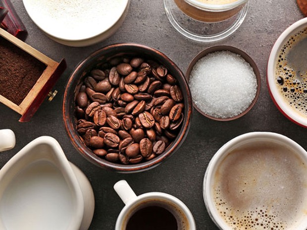 Tazas de café de muchos tipos y bols con café en grano