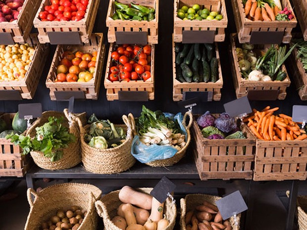 Cestas de frutas y verduras en un mercado