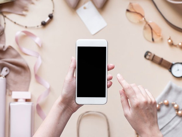 Mujer comprando ropa y accesorios desde su teléfono