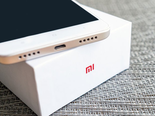 Teléfono nuevo sobre su caja con el logo de Xiaomi