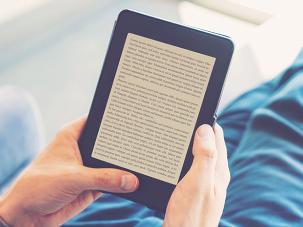 Jóven leyendo en un dispositivo e-reader