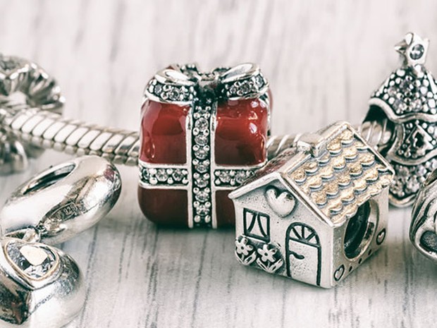 Pulsera pandora con colgantes en forma de casa, corazón, y regalo