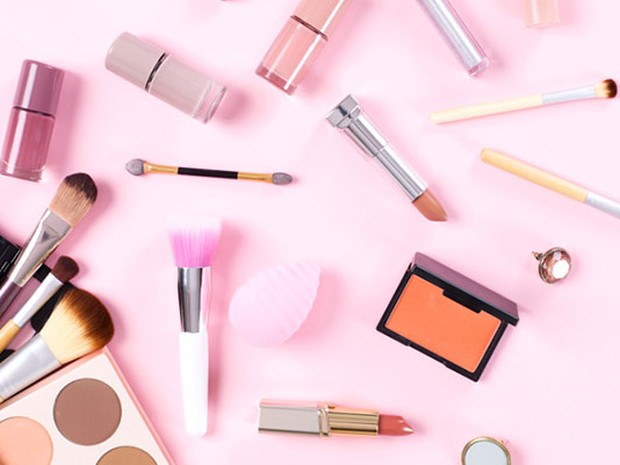 Neceser abierto de donde salen diferentes productos de maquillaje