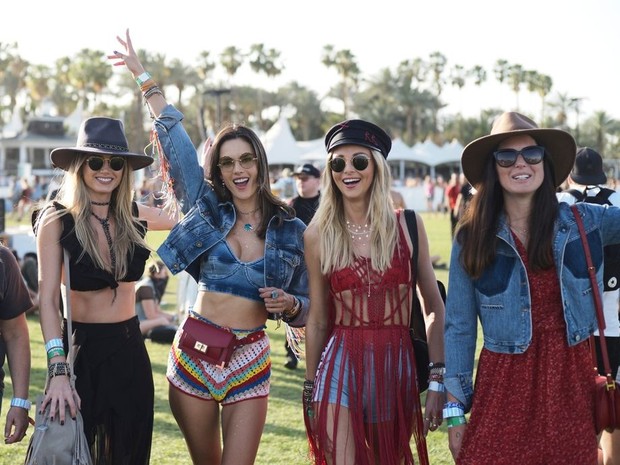Chicas en un festival con diferentes looks