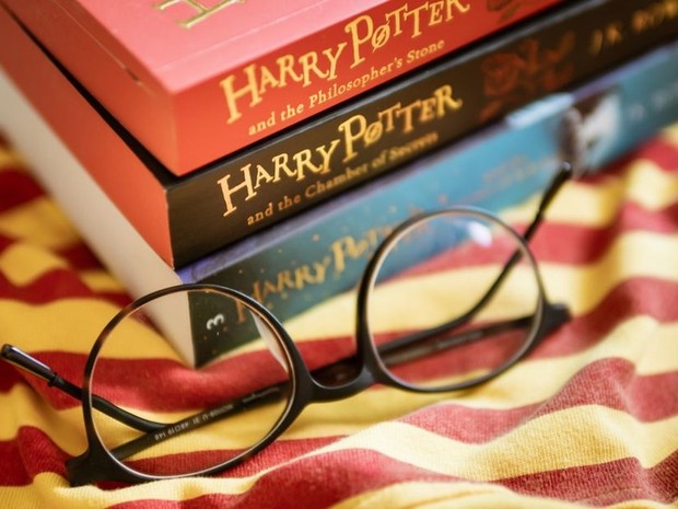 libros de Harry Potter y unas gafas
