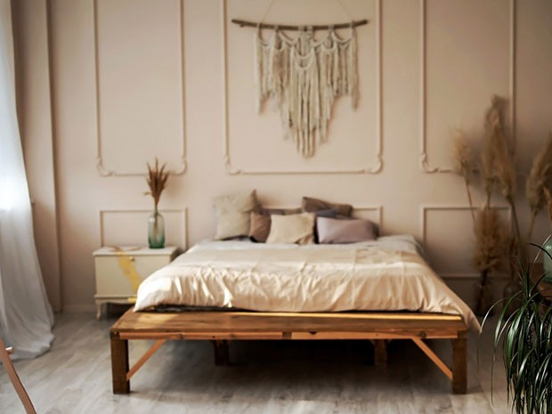 dormitorio boho con decoración en colores tierra