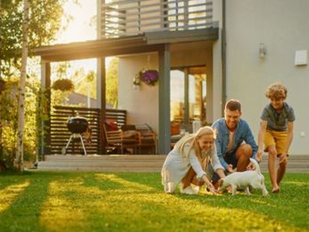 Familia jugando el jardín