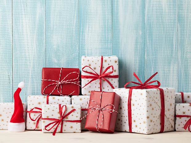 Regalos navideños en blanco y rojo sobre un fondo azul