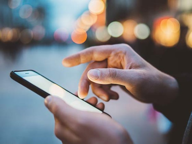 persona usando un smartphone en la calle