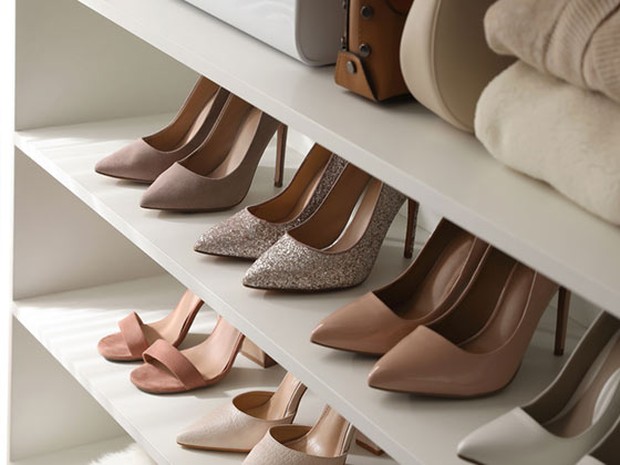 Colección de zapatos de vestir en un armario