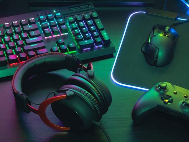 teclado gaming, auriculares, ratón y mando de consola