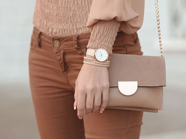 Mujer con ropa, bolsos, reloj y joyas a juego