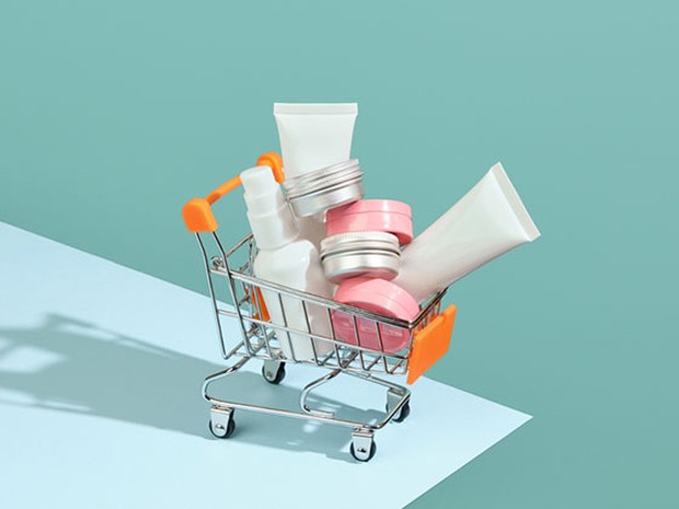 carrito de la compra con artículos de cosmética