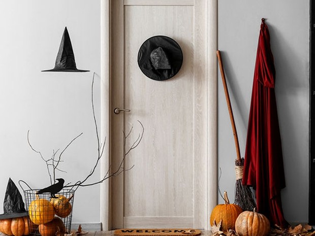 Recibidor de una casa decorado con adornos de halloween