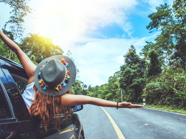 Chica viajando en coche