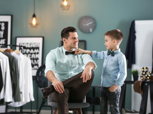 Papá e hijo vestidos de gala