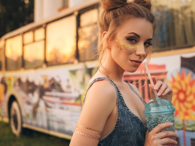 Chica en un festival con maquillaje brillante