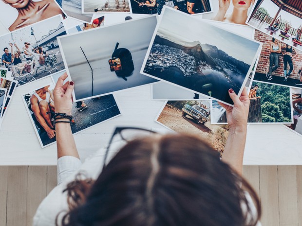 Vista cenital de una mujer revisando las fotos que ha revelado