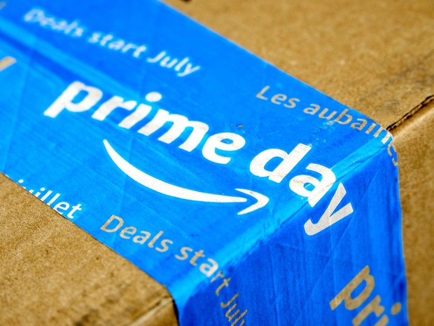 Paquete de cartón con una etiqueta azul del Prime Day