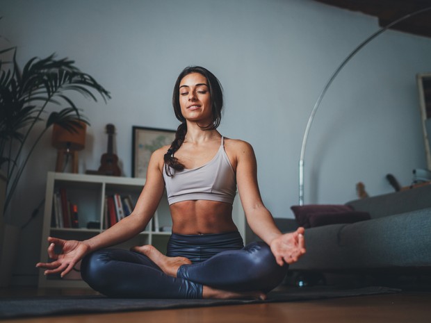 chica haciendo yoga en casa