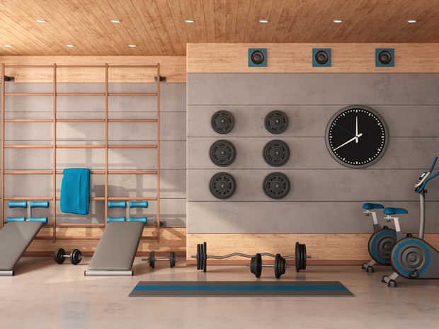 Sala de una casa con aparatos de gimnasio instalados