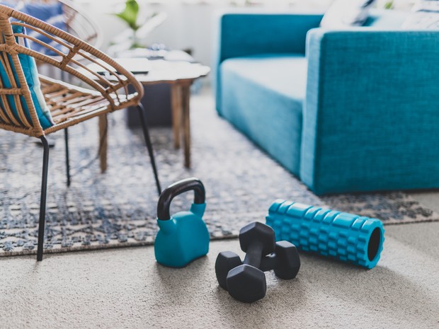 Accesorios de gimnasio en el salón
