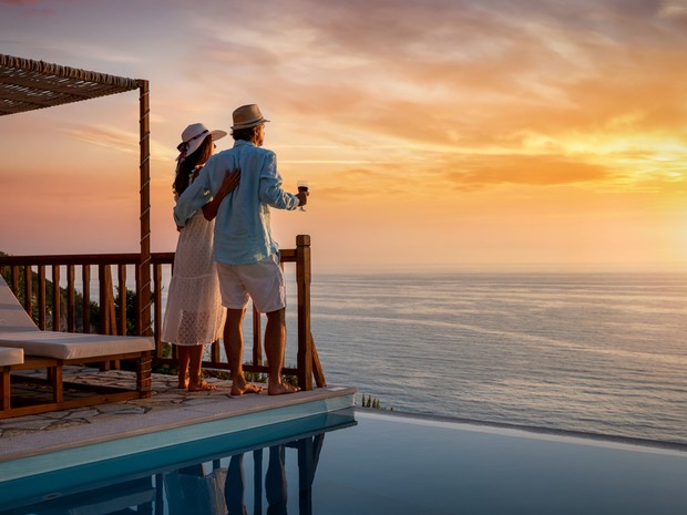 una pareja viendo un atardecer desde una terraza