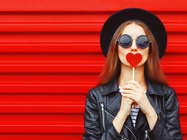 Chica con una piruleta en los labios