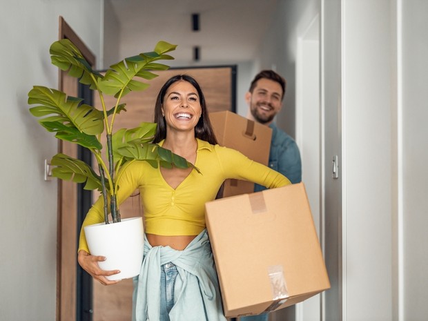 pareja con cajas en su nuevo hogar
