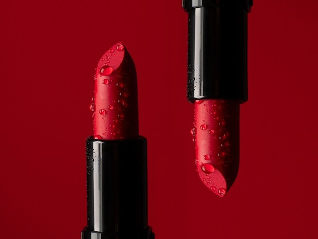 Dos barras de labios rojo