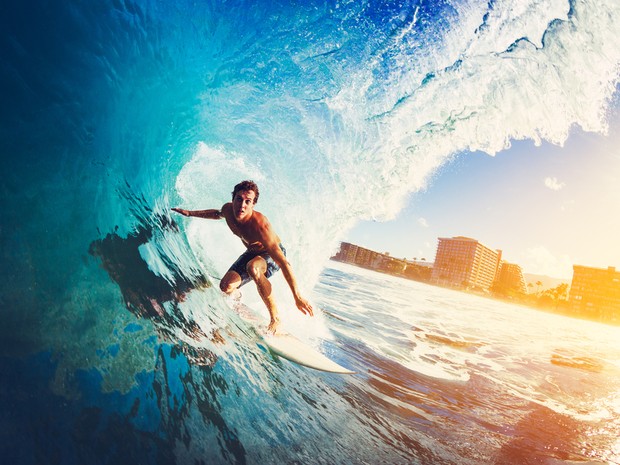 chico haciendo surf