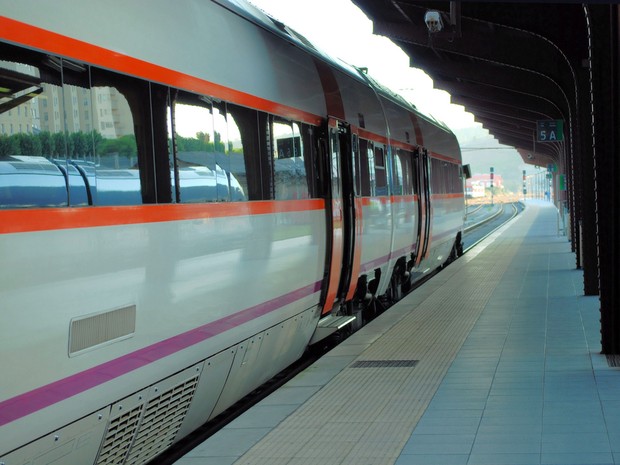 Tren de media distancia de Renfe en la estación de Lugo
