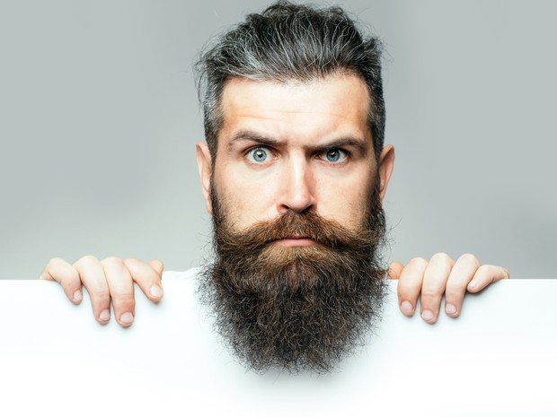 Hombre con barba medio larga y un poco descuidada