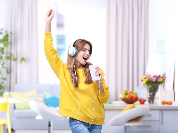 chica con cascos escuchando música