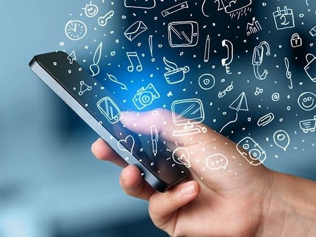 Móvil con emoticonos de apps saliendo virtualmente