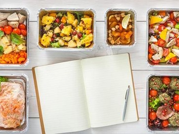 Tuppers con comida y un libro de organización