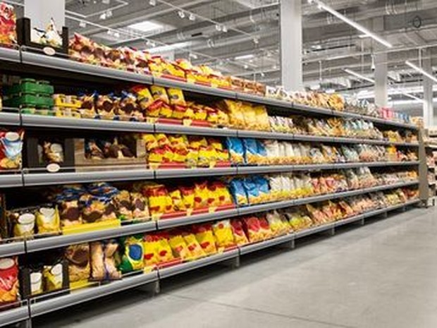 Pasillo del supermercado y estantes